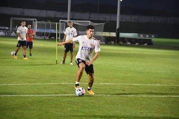 Colombia entrenó por última vez en la sede deportiva de Barranquilla antes de enfrentar este viernes a Venezuela por la primera fecha de las eliminatorias. Carlos Queiroz ultimó detalles tácticos para el partido y se vio a todos los jugadores bastante activos. Probaron definición, centros y defensa durante la jornada. 