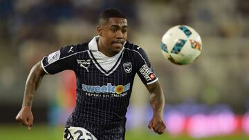 Bordeaux's Brazilian forward Malcom controls the ball during the French Ligue 1 football match between Bordeaux (FCGB) and Metz on April 8, 2017 at the Matmut Atlantique stadium in Bordeaux, southwestern France. / AFP PHOTO / NICOLAS TUCAT