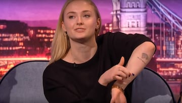 Sophie Turner explica el origen de su tatuaje sobre Juego de Tronos.