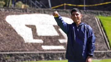 Piero Quispe hace el saludo universitario en la Cantera.