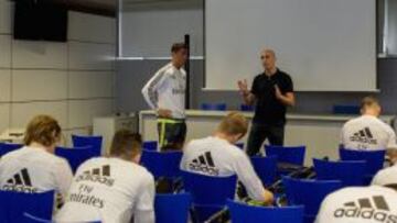 Rubiales, actual presidente de la Asociaci&oacute;n de Futbolistas Espa&ntilde;oles (AFE), durante una charla con los jugadores del Real Madrid. 
 