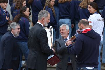 El Rey carga el trofeo del Europeo de waterpolo masculino, y Felipe Perrone le muestra las medallas.