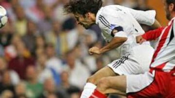<B>CRACK. </B>Raúl ejecuta el remate de cabeza que supuso su gol número 50 en la Copa de Europa.