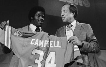 En 1978, Oilers enviaron una selección de primera ronda, otra más de segunda, además de picks de tercera y quinta ronda de 1979. Con dichos movimientos reclutaron a Campbell, quien los potenció como uno de los pesos completos de la AFC.