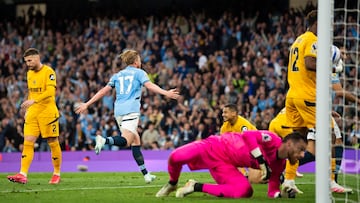 Manchester (United Kingdom), 02/05/2025.- Kevin De Bruyne of Manchester City celebrates after scoring the 1-0 opening goal during the English Premier League match between Manchester City and Wolverhampton Wanderers in Manchester, Britain, 02 May 2025. (Reino Unido) EFE/EPA/PETER POWELL EDITORIAL USE ONLY. No use with unauthorized audio, video, data, fixture lists, club/league logos, 'live' services or NFTs. Online in-match use limited to 120 images, no video emulation. No use in betting, games or single club/league/player publications.