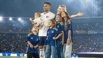 Radamel Falcao García, delantero de Millonarios junto a su familia