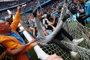 Un grupo de aficionados del Manchester City celebra de esta manera la consecución del título de la Premier League del equipo de Pep Guardiola. 