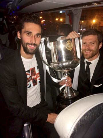 Arbeloa and Xabi Alonso pose with the Copa del Rey - the second time he won the trophy, in 2014.