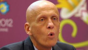 El técnico da una charla a los colegiados antes de la Eurocopa.