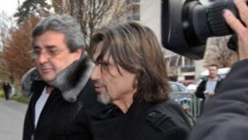 <b>NO SALIÓ. </b>Chagaev, con cazadora, a su llegada ayer a los juzgados.