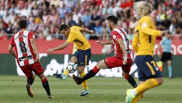 Atletico de Madrid's midfielder Koke (C) vies with Girona's midfielder Pere Pons (L) and Girona's defender Pedro Alcala during the Spanish league football match Girona FC vs Club Atletico de Madrid at the Municipal de Montilivi stadium in Girona on August 19, 2017. / AFP PHOTO / PAU BARRENA