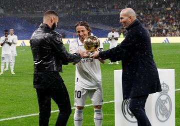 Modric y Zidane le entregan el Balón de Oro a Benzema en el homenaje en el Bernabéu.