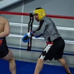 McGregor vacila a sus haters: ¿por qué boxea sin manos?