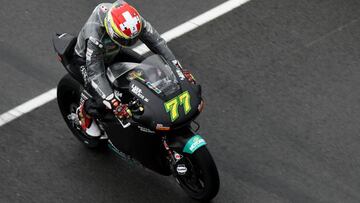 Solo cuatro pilotos desafían a la lluvia en la primera sesión