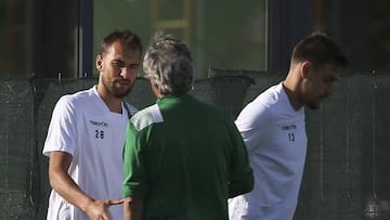 Jorge Jesús saluda a Bas Dost en el entrenamiento del Sporting. El técnico está sancionado y el delantero será titular.