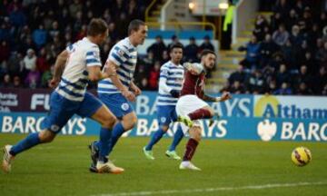 Danny Ings ya sacó el remate para el 2-1 final del Burnley sobre el QPR.