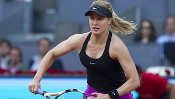 Eugenie Bouchard trata de devolver una bola a Maria Sharapova durante su enfrentamiento en el Mutua Madrid Open.