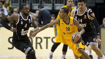 Alex Renfroe, la pasada temporada con el Alba Berlín en la Euroliga, ante K.C. Rivers.