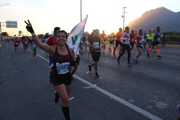 Monterrey vivió una fiesta importante con el Maratón Powerade, donde decenas de corredores desafiaron al frío para cumplir esta meta.