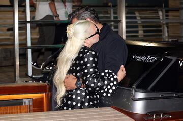 Lady Gaga y su prometido, Michael Polansky, a su llegada al Festival de Venecia. 