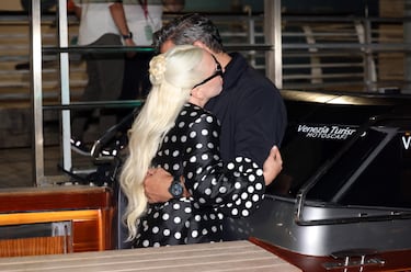 Lady Gaga y su prometido, Michael Polansky, a su llegada al Festival de Venecia. 