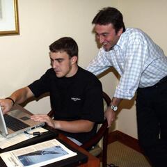 Alonso llora a Adrián Campos: "Gracias por soñar con la F1"