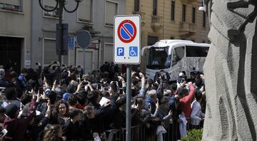 El autobús del Real Madrid llegando al hotel de concentración. 