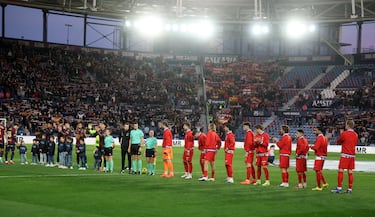 Los jugadores de ambos equipos antes del inicio del encuentro. 
