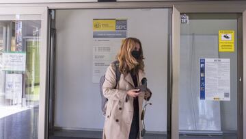 Una mujer entra por la puerta de una oficina del SEPE el día en el que se han conocido los datos de paro de marzo, a 6 de abril de 2021, en Madrid (España). El número de parados registrados en las oficinas de los servicios públicos de empleo (antiguo Inem) bajó en 59.149 desempleados en marzo (-1,5%), su mayor retroceso en este mes desde el año 2015, cuando descendió en 60.214 personas, según datos publicados este martes por el Ministerio de Trabajo, que ha destacado además que se trata del tercer mejor dato dentro de la serie histórica del mes de marzo.
06 ABRIL 2021;SEPE;PARO;MADRID;SERVICIO PUBLICO
Alejandro Martínez Vélez / Europa Press
06/04/2021