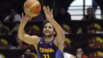 Ricky Rubio lanza a canasta desde su campo al concluir el segundo cuarto ante Angola.