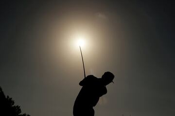 Espectacular fotografía en la que el español Rafa Cabrera Bello golpea la bola en el hoyo 12 durante su participación en el Andalucía Masters que se disputa en Valderrama. El movimiento del golfista con el sol en el ocaso del atardecer de fondo configuran una imagen preciosa.