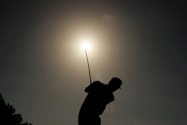 Espectacular fotografía en la que el español Rafa Cabrera Bello golpea la bola en el hoyo 12 durante su participación en el Andalucía Masters que se disputa en Valderrama. El movimiento del golfista con el sol en el ocaso del atardecer de fondo configuran una imagen preciosa.