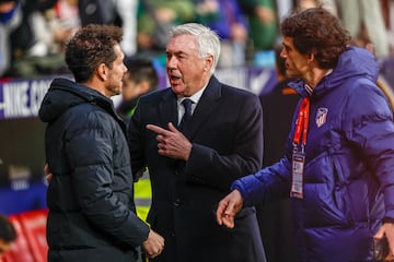 El entrenador del Real Madrid, el italiano Carl Ancelotti habla con el del Atlético de Madrid, el argentino Diego Simeone, durante el partido de octavos de final de la Copa del Rey de fútbol entre Atlético de Madrid y Real Madrid, este jueves en el estadio Cívitas Metropolitano.