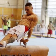 Néstor Abad: padre trotamundos para vivir de la gimnasia