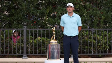 El golfista Scottie Scheffler posa con el trofeo de campeón del THE PLAYERS Championship en el THE PLAYERS Stadium Course del TPC Sawgrass de Ponte Vedra Beach, Florida.