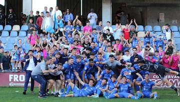 El Ourense celebra su ascenso.