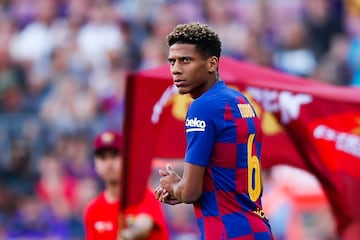 La respuesta azulgrana a Raphael Varane es Jean-Clair Todibo. Un defensa joven, con proyección, atesora calidad y técnica, pero apenas jugó cinco partidos en su primera temporada. En enero de 2020 fue cedido al Schalke alemán...