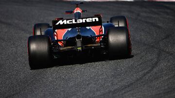 MONTMELO, SPAIN - MARCH 09: Stoffel Vandoorne of Belgium driving the (2) McLaren Honda Formula 1 Team McLaren MCL32 on track during day three of Formula One winter testing at Circuit de Catalunya on March 9, 2017 in Montmelo, Spain. (Photo by Dan Istitene/Getty Images)
