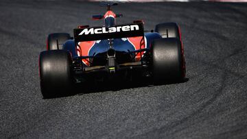 MONTMELO, SPAIN - MARCH 09: Stoffel Vandoorne of Belgium driving the (2) McLaren Honda Formula 1 Team McLaren MCL32 on track during day three of Formula One winter testing at Circuit de Catalunya on March 9, 2017 in Montmelo, Spain.  (Photo by Dan Istitene/Getty Images)