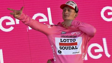 Tortoli (380), 06/05/2017.- German rider Andre Greipel of Lotto Soudal puts on the overall leader&#039;s pink jersey after winning the second stage of the 100th Giro d&#039;Italia cycling race, over 221 km between Olbia and Tortoli, Italy, 06 May 2017. (Ciclismo, Italia) EFE/EPA/DARIO BELINGHERI