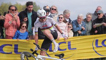La extraña caída de Pogacar en la París-Roubaix