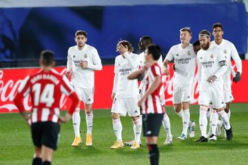 Kroos, felicitado por sus compañeros tras el gol ante el Athletic.