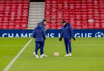 Los jugadores entrenaron por la tarde en Old Trafford. Simeone.