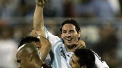 <b>EL PIBE DE ORO. </b>Riquelme aúpa a Messi tras su golazo a Venezuela.