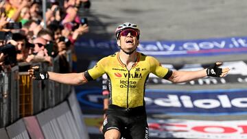Van Aert celebra su victoria por delante de Del Toro en Siena.