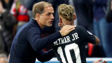 El entrenador del PSG, Thomas Tuchel, con el delantero Neymar, tras cambiarle.