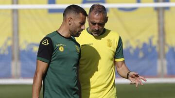 Ángel Rodríguez, de amarillo, habla con el capitán David García, de verde, ayer en Telde..