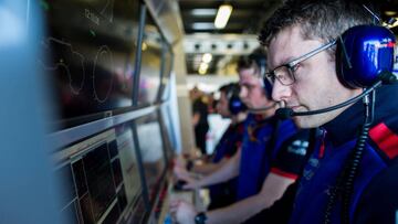 MELBOURNE, AUSTRALIA - MARCH 23:  Pierre Hamlin, Race Engineer of Brendon Hartley of Scuderia Toro Rosso and France during practice for the Australian Formula One Grand Prix at Albert Park on March 23, 2018 in Melbourne, Australia.  (Photo by Peter Fox/Getty Images)