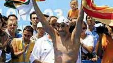 <b>ESTA VEZ FUE DE PLATA.</b> Tras el bronce en los 10 km, David Meca celebró su segundo puesto en los maratonianos 25 km luciendo las banderas española, catalana y de Sabadell.