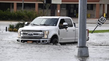 Una camioneta atraviesa la marea alta cerca de la autopista 61 en Destrehan, Louisiana, el 30 de agosto de 2021 despu&eacute;s de que el hurac&aacute;n Ida toc&oacute; tierra. 